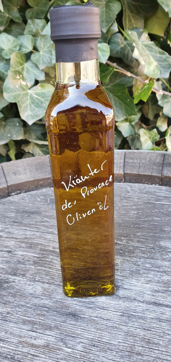 Kräuter der Provence auf Olivenöl